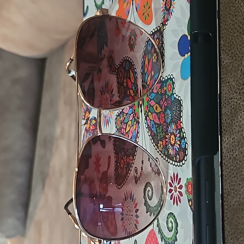 LAUNDRY by Design sunnies,no case.may have small scuff or lense scratch